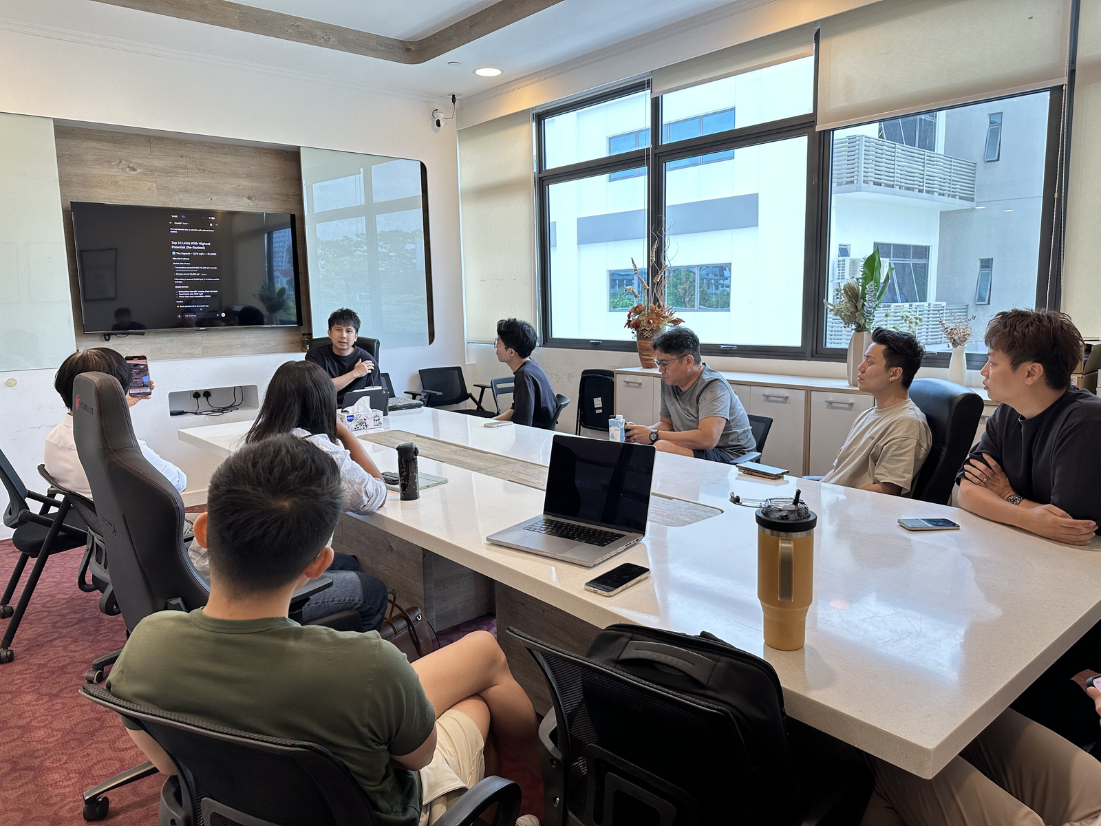 Ivan Lam mentoring ILA agents